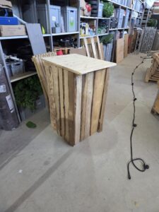 Stehtisch Holz mieten: Nachhaltig und praktisch